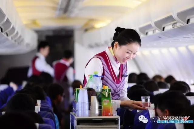 nguoi dan ong loay hoay voi hu tro cot tren may bay hanh dong cua tiep vien khien ong muon bat khoc tai cho