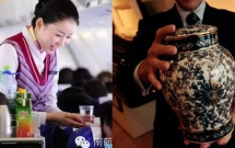 nguoi dan ong loay hoay voi hu tro cot tren may bay hanh dong cua tiep vien khien ong muon bat khoc tai cho