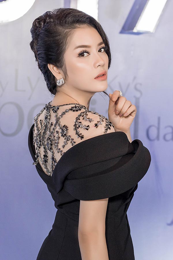 can canh tiec sinh nhat xa hoa nhu dam cuoi cua ly nha ky