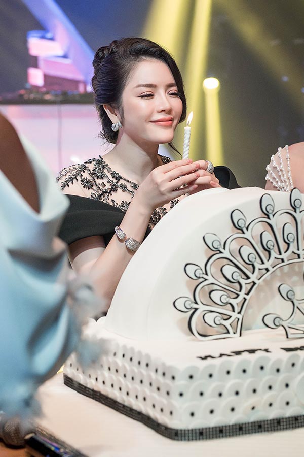 can canh tiec sinh nhat xa hoa nhu dam cuoi cua ly nha ky
