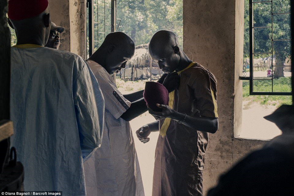 nam thanh nien senegal song trong rung 1 thang de duoc ket hon