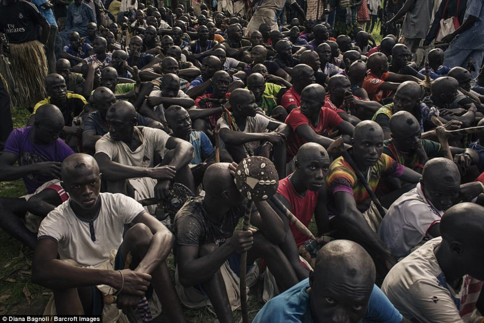 nam thanh nien senegal song trong rung 1 thang de duoc ket hon