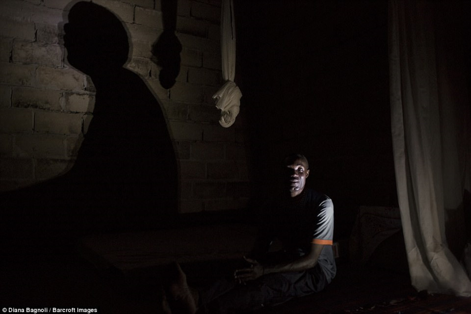 nam thanh nien senegal song trong rung 1 thang de duoc ket hon