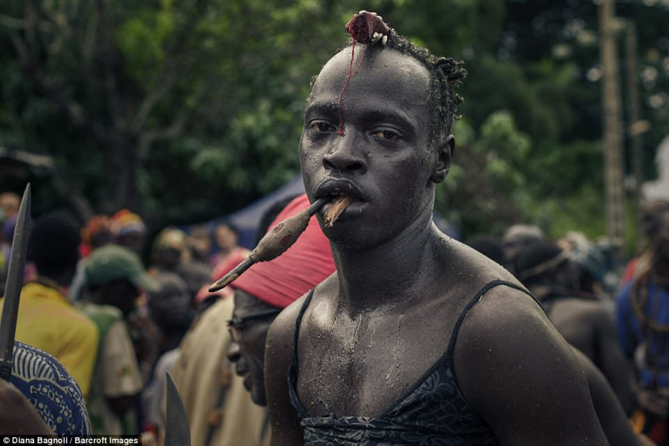 nam thanh nien senegal song trong rung 1 thang de duoc ket hon