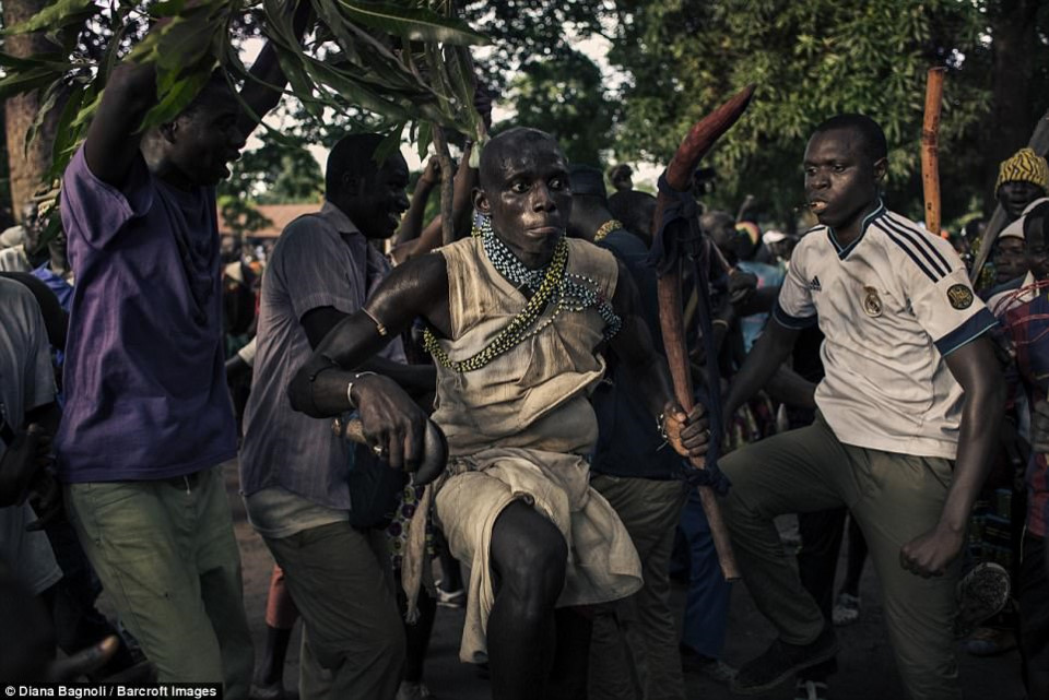 nam thanh nien senegal song trong rung 1 thang de duoc ket hon
