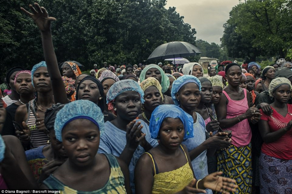 nam thanh nien senegal song trong rung 1 thang de duoc ket hon