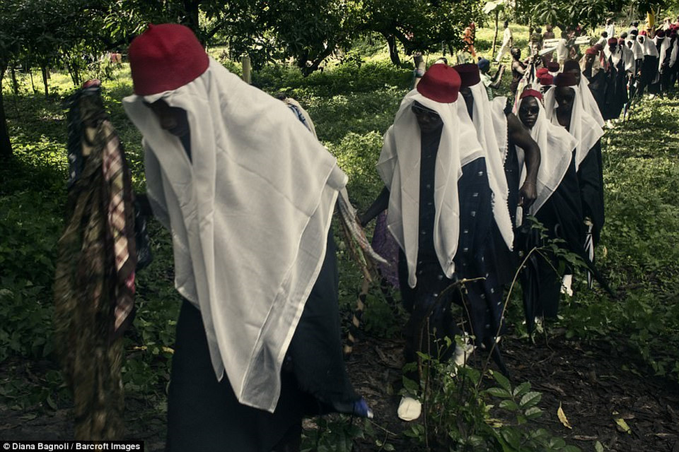 nam thanh nien senegal song trong rung 1 thang de duoc ket hon