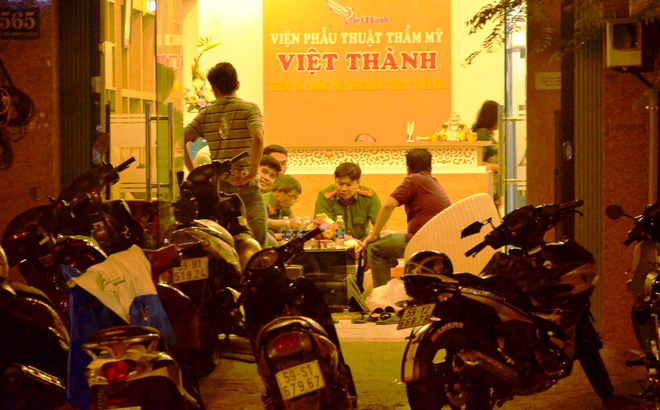 nguoi dan ong ngoai quoc tu vong khi dang hut mo bung trong vien tham my o sai gon