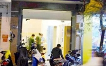 nguoi dan ong ngoai quoc tu vong khi dang hut mo bung trong vien tham my o sai gon