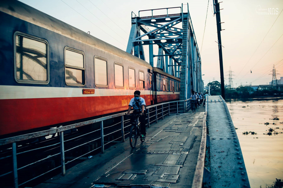 binh minh hoang hon khap neo sai gon