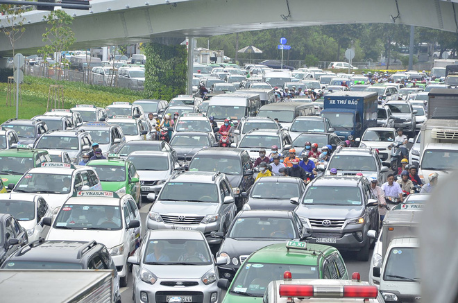 ket xe kinh hoang o cua ngo ra vao san bay tan son nhat suot nhieu gio lien