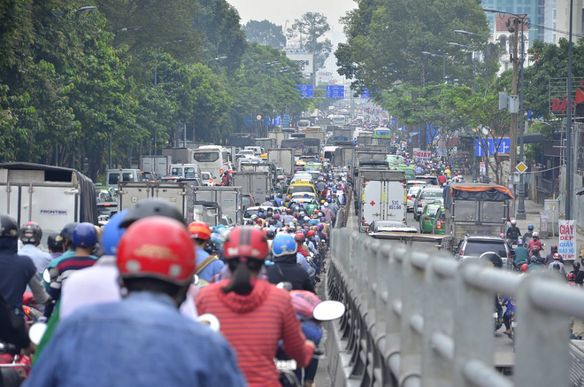 ket xe kinh hoang o cua ngo ra vao san bay tan son nhat suot nhieu gio lien