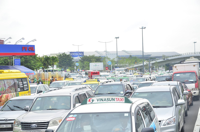 ket xe kinh hoang o cua ngo ra vao san bay tan son nhat suot nhieu gio lien