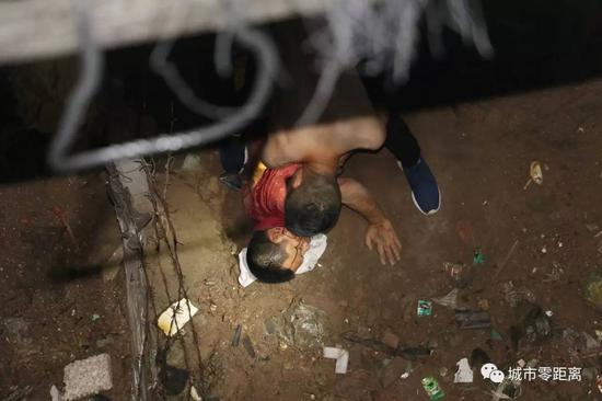 to mo xem vu tai nan xe hoi 4 nguoi roi tu cau vuot cao 15m xuong dat tinh hinh suc khoe vo cung nguy kich