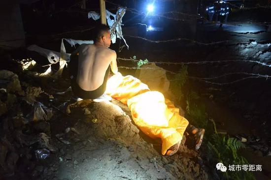 to mo xem vu tai nan xe hoi 4 nguoi roi tu cau vuot cao 15m xuong dat tinh hinh suc khoe vo cung nguy kich