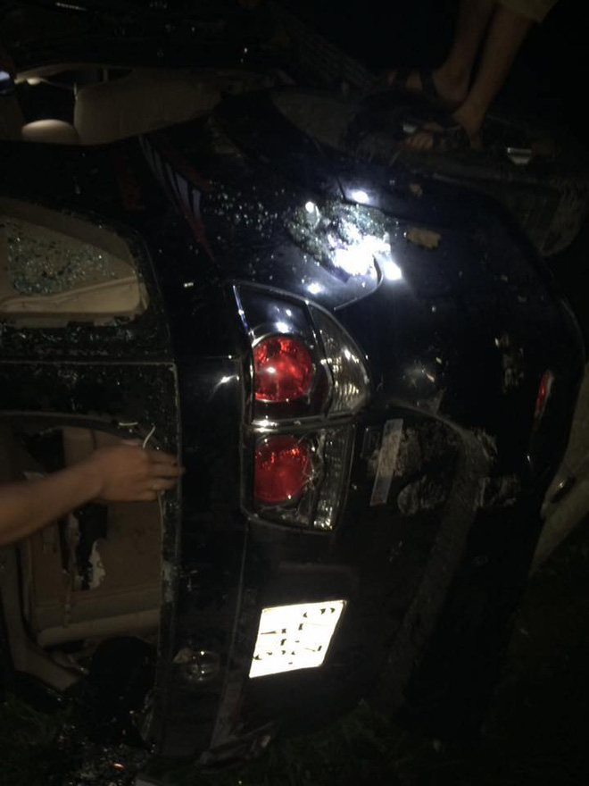 dan dap pha dot xe fortuner vi nghi nhom nguoi bat coc tre em