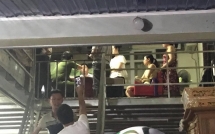 dan dap pha dot xe fortuner vi nghi nhom nguoi bat coc tre em