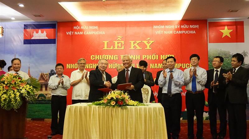 buoc tien moi trong quan he hop tac giua nhom nghi sy huu nghi va hoi huu nghi viet nam campuchia