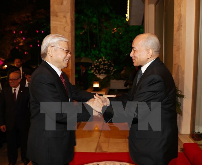 viet nam campuchia quan he gan bo khang khit khong the tach roi