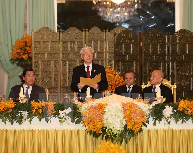 viet nam campuchia quan he gan bo khang khit khong the tach roi