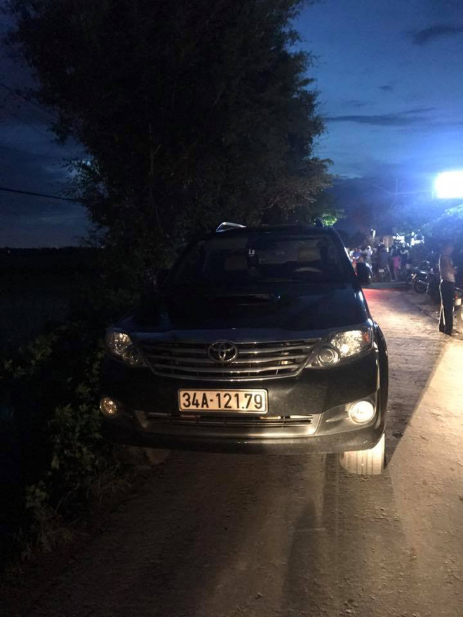 vu dap pha dot xe o to fortuner vi nghi bat coc tre em hai nguoi dan ong di tim mua go