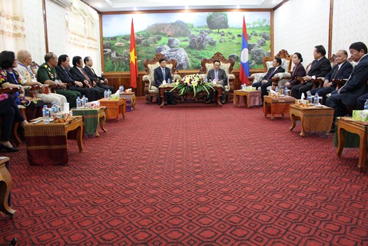 doan dai bieu viet nam giao luu tren vung dat cua canh dong chum