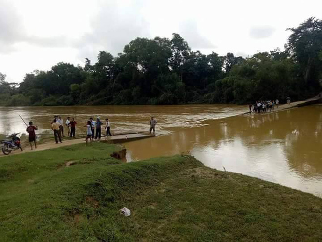 ha tinh 3 me con bi nuoc lu cuon troi khi di qua cau tran nam sinh 17 tuoi mat tich