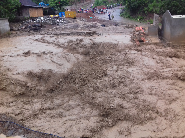 lu quet cuon troi 11 ngoi nha o nghe an