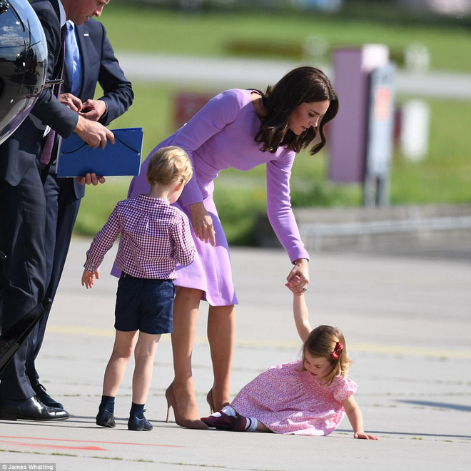 tieu cong chua charlotte me nheo khoc ram rut khong chiu len may bay