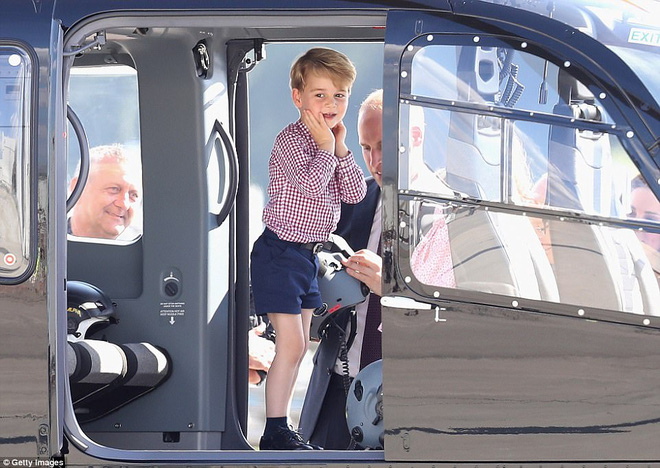 tieu cong chua charlotte me nheo khoc ram rut khong chiu len may bay