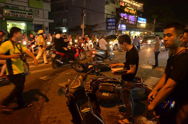 oto tong hang loat xe tren pho sai gon it nhat 4 nguoi bi thuong trong do co 1 em be