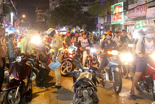tphcm trong 1 dem co 2 vu tai nan lien hoan nghiem trong 15 nguoi thuong vong trong do co 2 tre em
