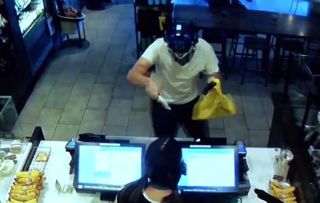 xuat hien nguoi hung cua starbucks hy sinh than minh de danh bai ten cuop co vu trang