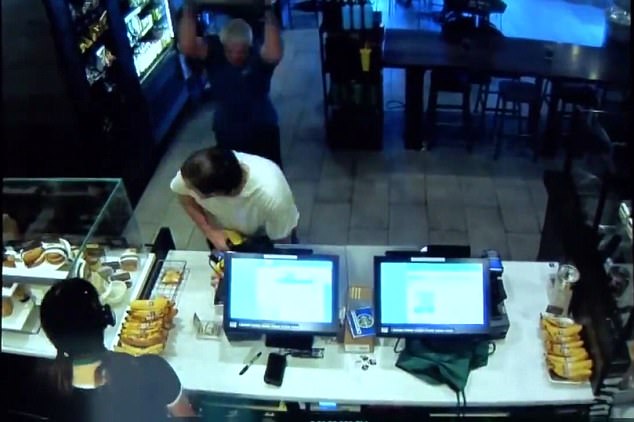 xuat hien nguoi hung cua starbucks hy sinh than minh de danh bai ten cuop co vu trang