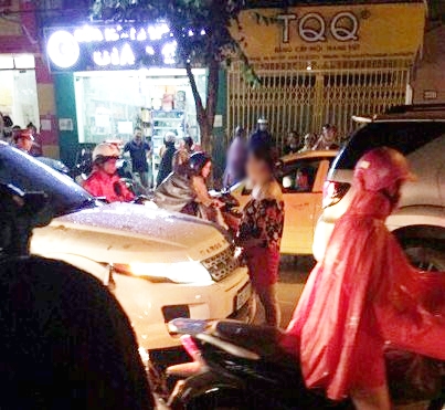ha noi vo om con gao thet roi ngat xiu khi bat qua tang chong cap ke voi nhan tinh tren xe