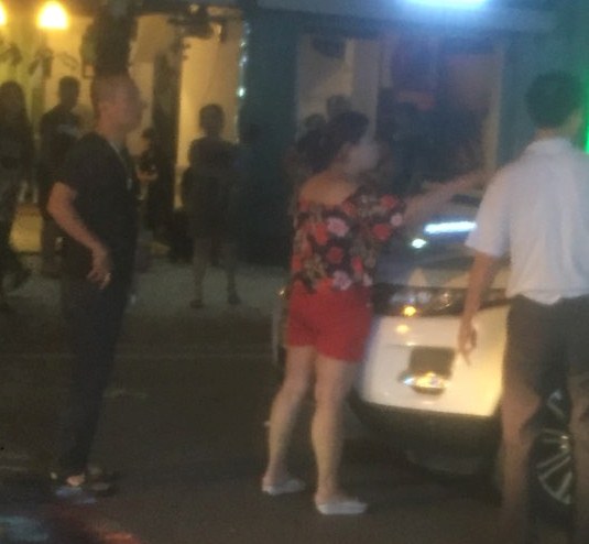 ha noi vo om con gao thet roi ngat xiu khi bat qua tang chong cap ke voi nhan tinh tren xe