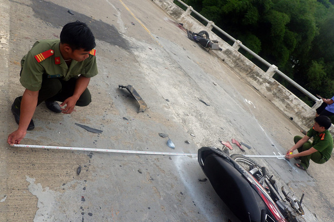 hai xe may doi dau sau khi roi tiec cuoi 3 thanh nien tu vong