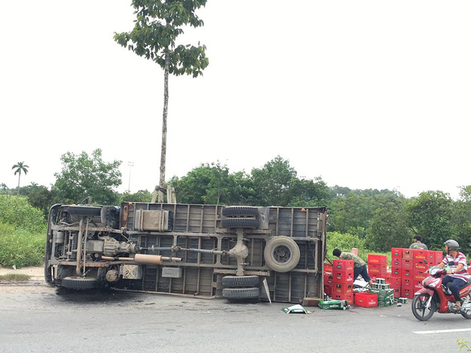 binh duong xe tai cay nat thanh cau roi lat ngang duong nguoi dan den thu gom bia giup tai xe