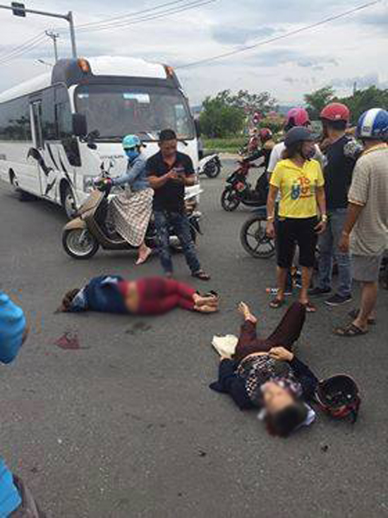 da nang xe khach tong ngang xe may 2 nguoi phu nu nam bat dong giua duong