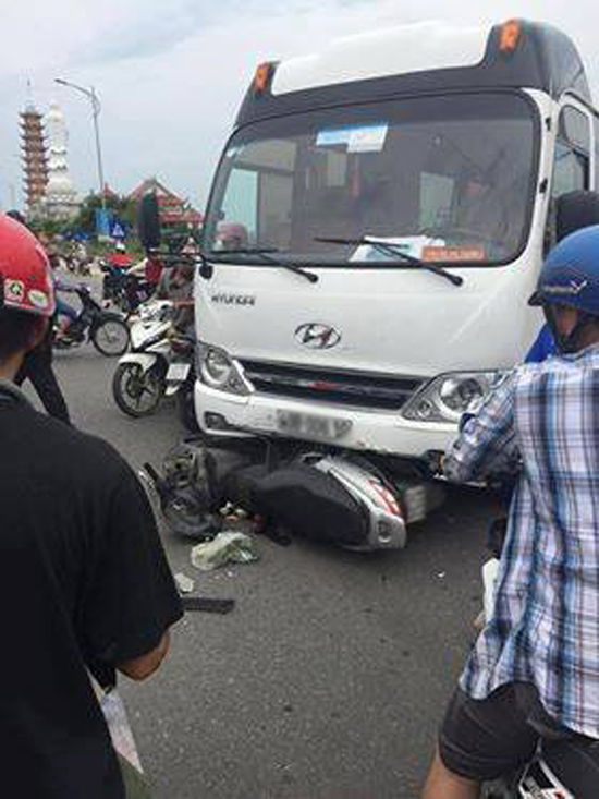 da nang xe khach tong ngang xe may 2 nguoi phu nu nam bat dong giua duong