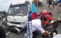 da nang xe khach tong ngang xe may 2 nguoi phu nu nam bat dong giua duong