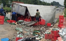 binh duong xe tai cay nat thanh cau roi lat ngang duong nguoi dan den thu gom bia giup tai xe