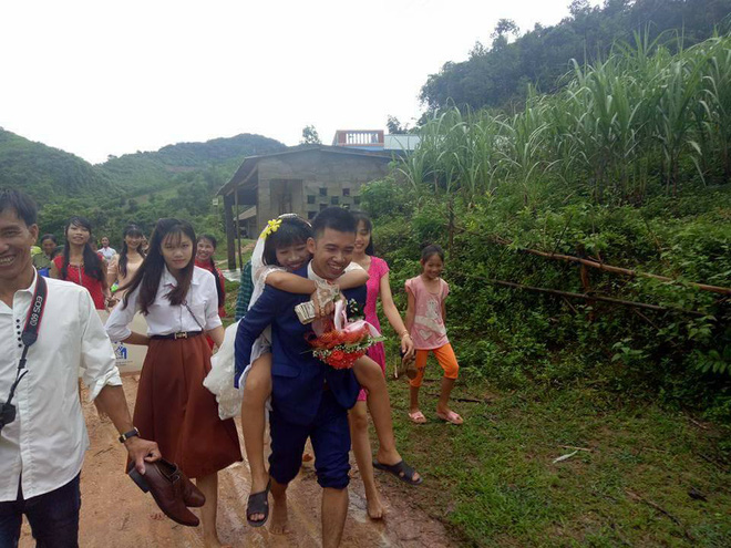 dam cuoi mua mua bao chu re hanh phuc cong co dau qua doan duong ngap nuoc va bun dat