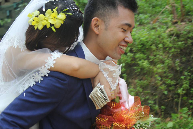 dam cuoi mua mua bao chu re hanh phuc cong co dau qua doan duong ngap nuoc va bun dat