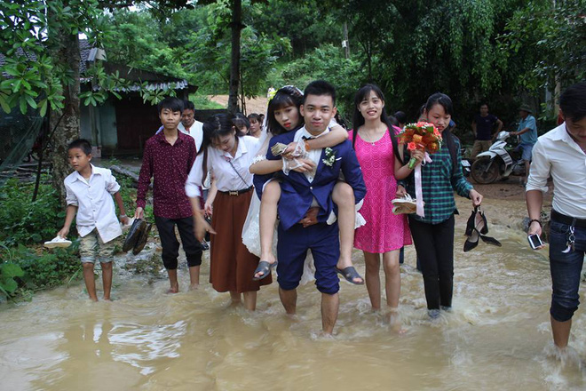 dam cuoi mua mua bao chu re hanh phuc cong co dau qua doan duong ngap nuoc va bun dat