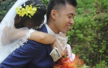 dam cuoi mua mua bao chu re hanh phuc cong co dau qua doan duong ngap nuoc va bun dat