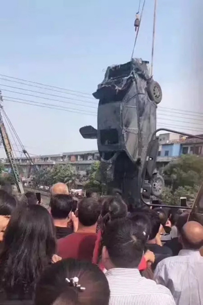 lai xe di tu tap voi ban be roi mat tich bi an 15 nam sau gia dinh dau don don 2 thi the tu duoi long song