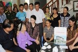 Chủ tịch Quốc hội thăm, tặng quà gia đình chính sách tại Hải Dương