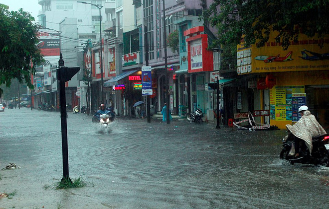 bao so 4 gay mua lon nhieu tuyen duong o hue ngap trong bien nuoc