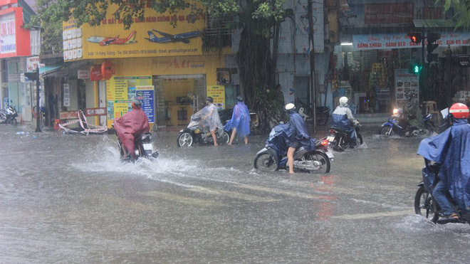 bao so 4 gay mua lon nhieu tuyen duong o hue ngap trong bien nuoc